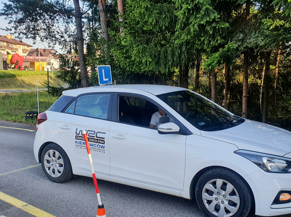 Samochód szkoleniowy OSK WRC na placu manewrowym